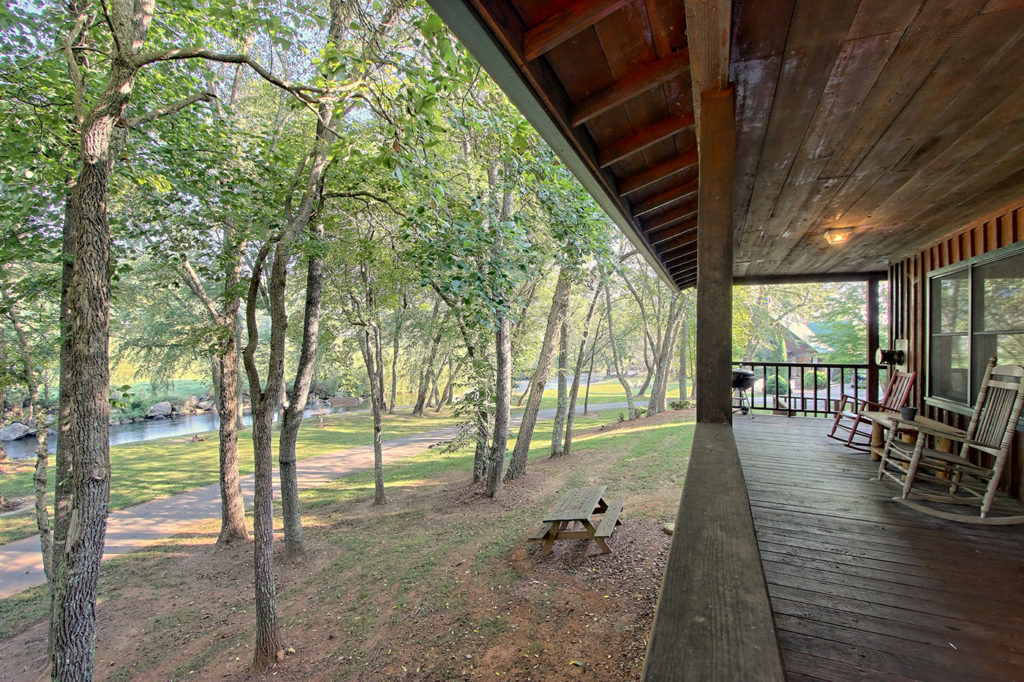 Cabin Rentals in Hiawassee, GA The Retreat at Hiawassee River